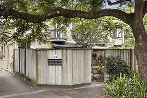 Charming 2-bed Terrace in Prestigious Ascot