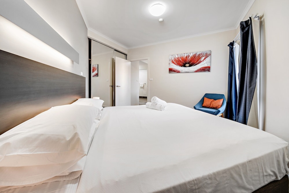 Comfy Lakeside 1-bed With Secure Parking