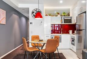 Sleek & Central 2-bed Apartment in Melbourne