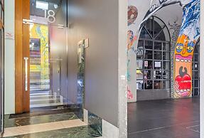 Sleek & Central 2-bed Apartment in Melbourne