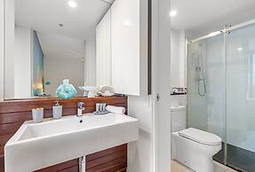 Sleek & Central 2-bed Apartment in Melbourne