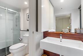Sleek & Central 2-bed Apartment in Melbourne