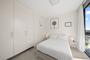 Elegant 2-bed With Pool, Alfresco Dining & Balcony