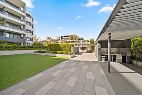 Elegant 2-bed With Pool, Alfresco Dining & Balcony