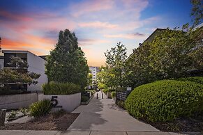 Elegant 2-bed With Pool, Alfresco Dining & Balcony