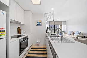 Elegant 2-bed With Pool, Alfresco Dining & Balcony