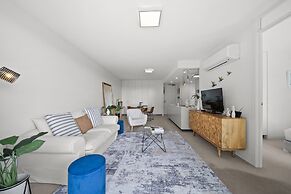 Elegant 2-bed With Pool, Alfresco Dining & Balcony