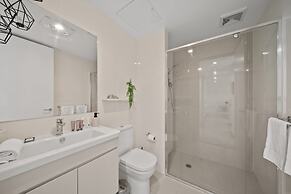Elegant 2-bed With Pool, Alfresco Dining & Balcony