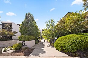 Elegant 2-bed With Pool, Alfresco Dining & Balcony