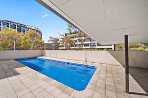 Elegant 2-bed With Pool, Alfresco Dining & Balcony