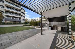 Elegant 2-bed With Pool, Alfresco Dining & Balcony