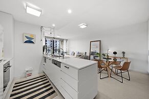 Elegant 2-bed With Pool, Alfresco Dining & Balcony
