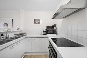 Stylish 1-bed Stay With Balcony & Study