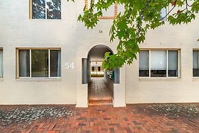 Stylish 1-bed Stay With Balcony & Study