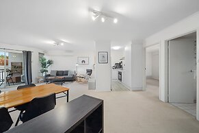 Stylish 1-bed Stay With Balcony & Study