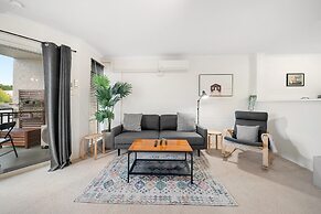 Stylish 1-bed Stay With Balcony & Study