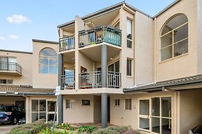 Stylish 1-bed Stay With Balcony & Study