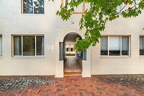 Stylish 1-bed Stay With Balcony & Study