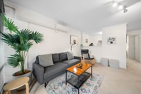 Stylish 1-bed Stay With Balcony & Study