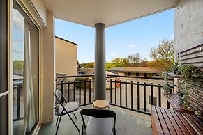 Stylish 1-bed Stay With Balcony & Study
