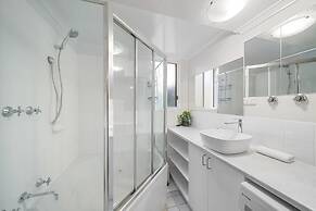 Stylish 1-bed Stay With Balcony & Study