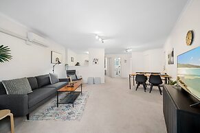 Stylish 1-bed Stay With Balcony & Study