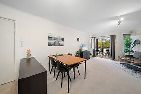 Stylish 1-bed Stay With Balcony & Study