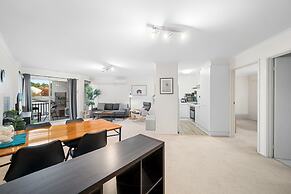 Stylish 1-bed Stay With Balcony & Study