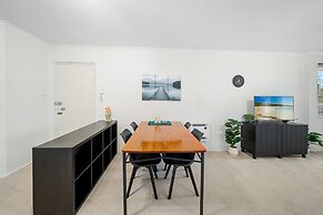 Stylish 1-bed Stay With Balcony & Study