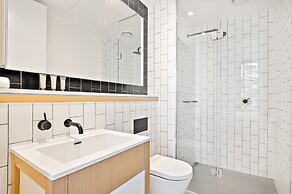 Bright 2-bed Retreat With Pool, Gym & Sauna Access