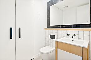 Bright 2-bed Retreat With Pool, Gym & Sauna Access