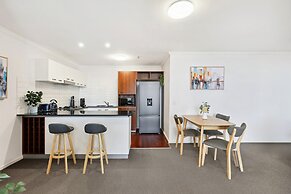 2-bed City Abode With Swimming Pool, Gym & Views