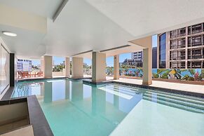 2-bed City Abode With Swimming Pool, Gym & Views
