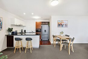 2-bed City Abode With Swimming Pool, Gym & Views