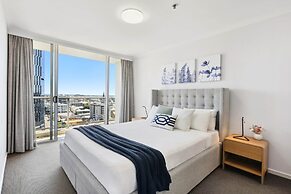 2-bed City Abode With Swimming Pool, Gym & Views