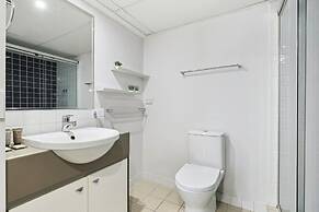 2-bed City Abode With Swimming Pool, Gym & Views