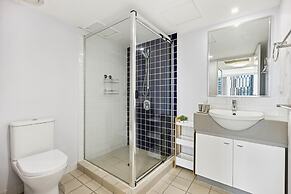 2-bed City Abode With Swimming Pool, Gym & Views
