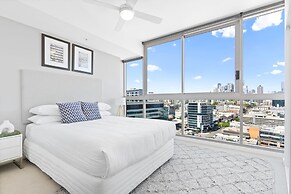 Elegant 2-bed With Rooftop Dining & Fabulous Views