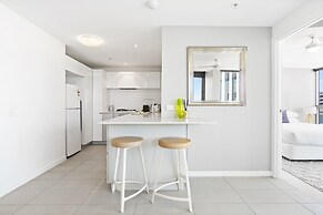 Elegant 2-bed With Rooftop Dining & Fabulous Views
