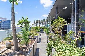 Elegant 2-bed With Rooftop Dining & Fabulous Views