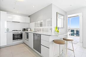 Elegant 2-bed With Rooftop Dining & Fabulous Views