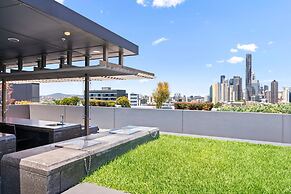 Elegant 2-bed With Rooftop Dining & Fabulous Views