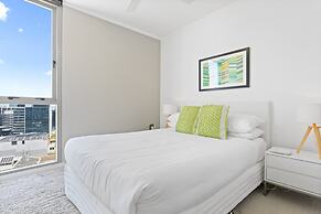 Elegant 2-bed With Rooftop Dining & Fabulous Views