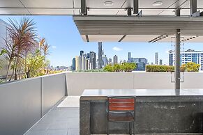 Elegant 2-bed With Rooftop Dining & Fabulous Views