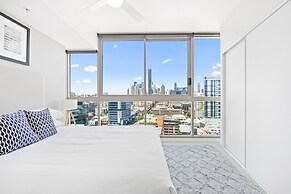 Elegant 2-bed With Rooftop Dining & Fabulous Views
