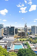 Elegant 2-bed With Rooftop Dining & Fabulous Views