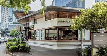 Elegant 2-bed With Rooftop Dining & Fabulous Views