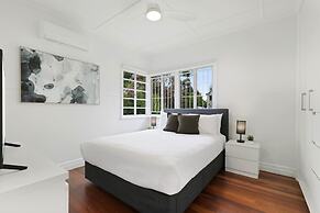 Spacious 3-bed Home in Morningside With Backyard