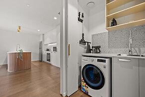 High-end 1-bed Pad in Braddon With Outdoor Dining
