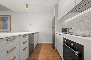High-end 1-bed Pad in Braddon With Outdoor Dining